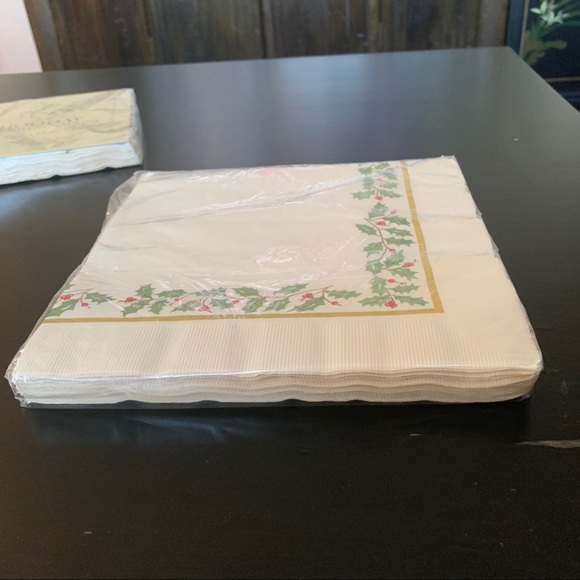 Lenox Holiday Disposable Dinner Napkin Pack - 20 Count 17” x 17” 3 Ply - Picture 2 of 3